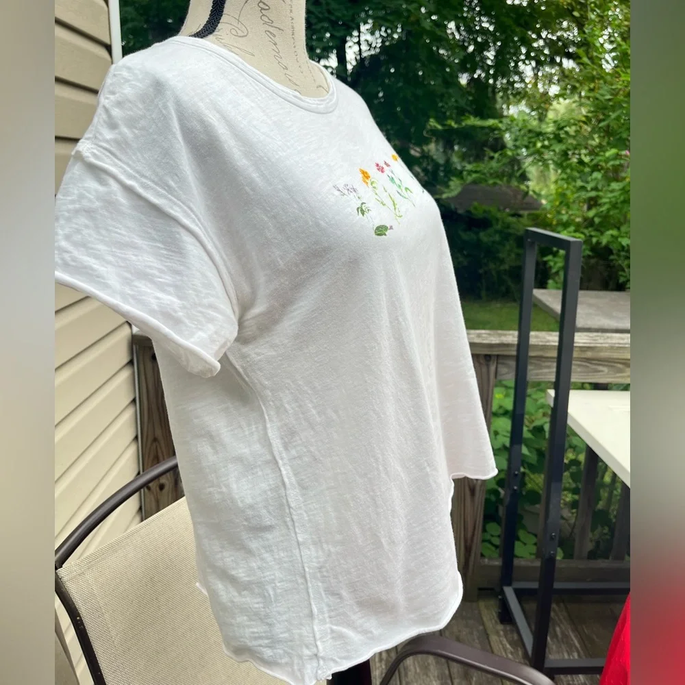 White Floral Embroidered Tee - Picture 2 of 4
